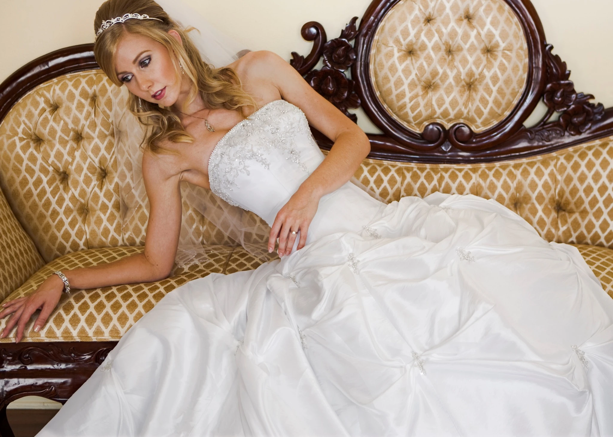 Bridal portrait on an ornate sofa by Jeff Linett
