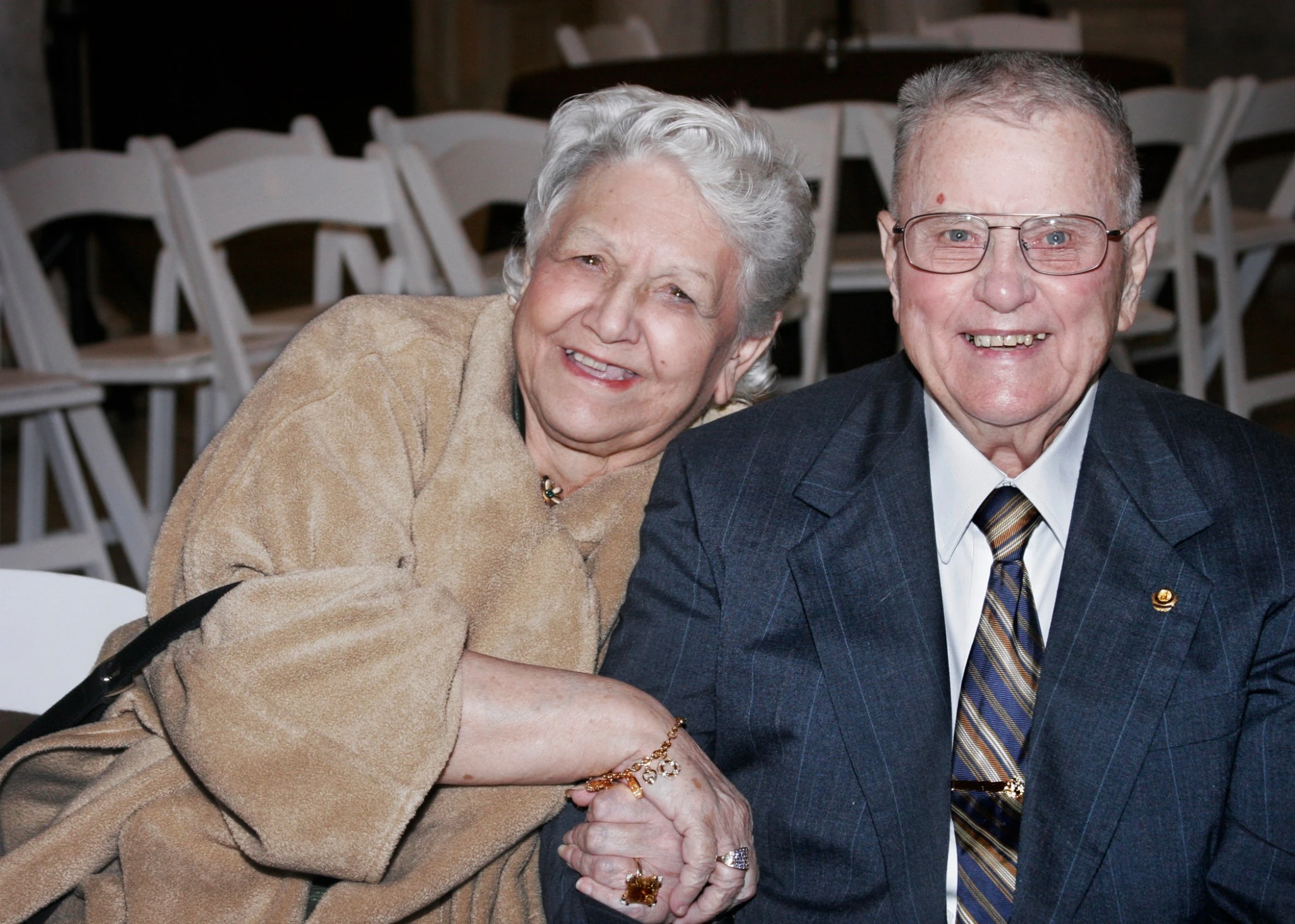 Portrait of two wedding guests by Jeff Linett